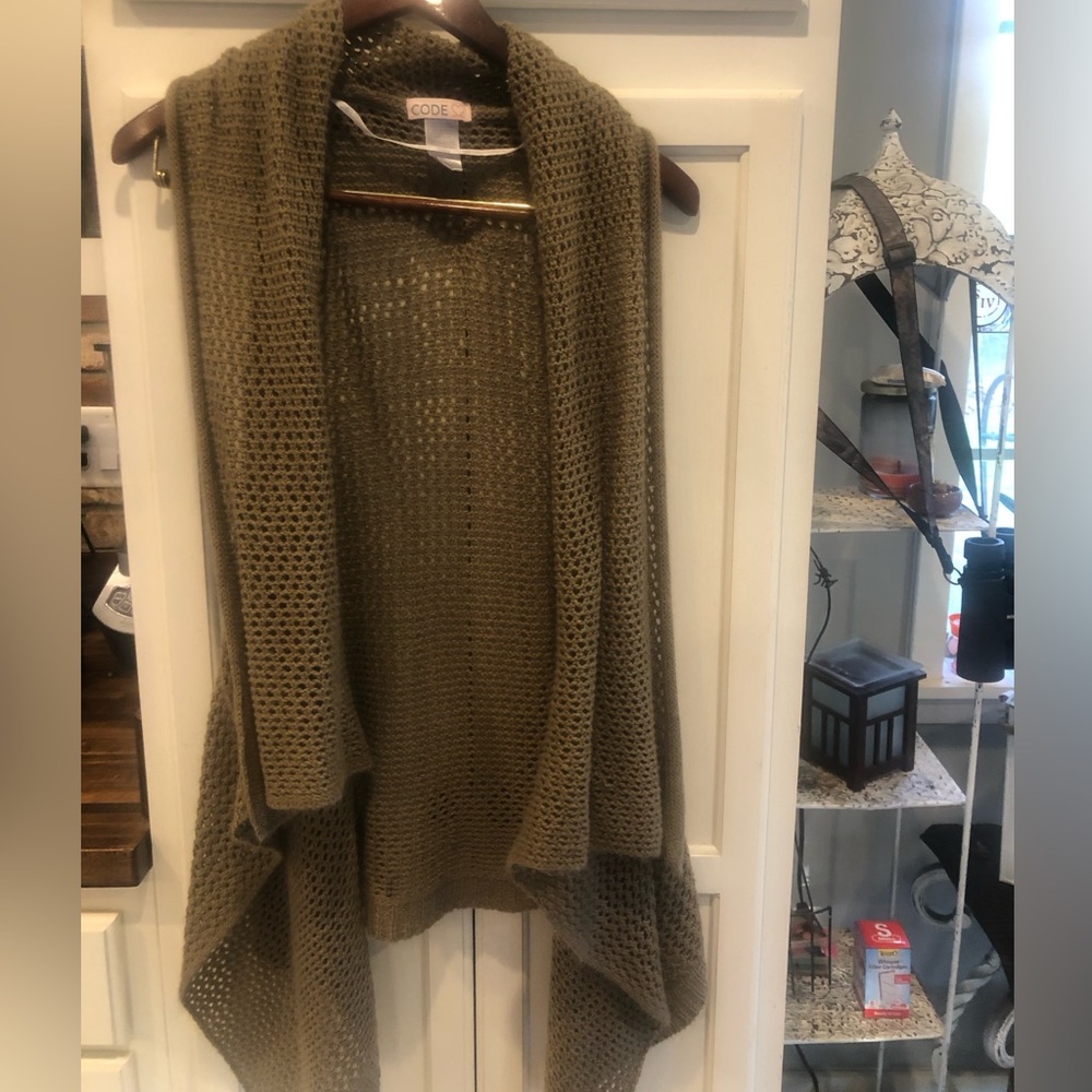 Green knit vest. Size medium.